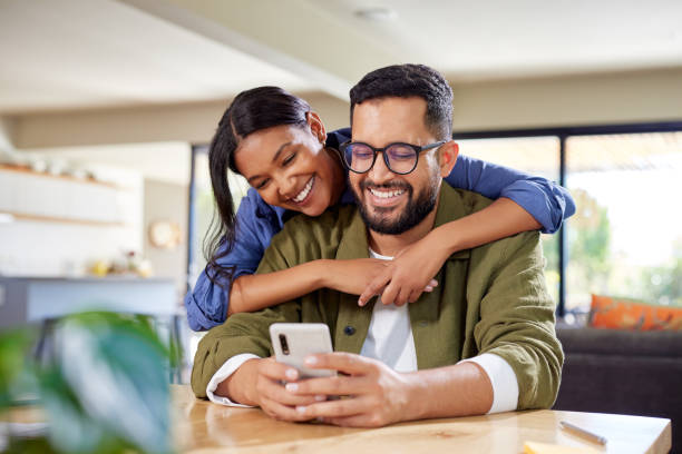 Casal feliz usando celular